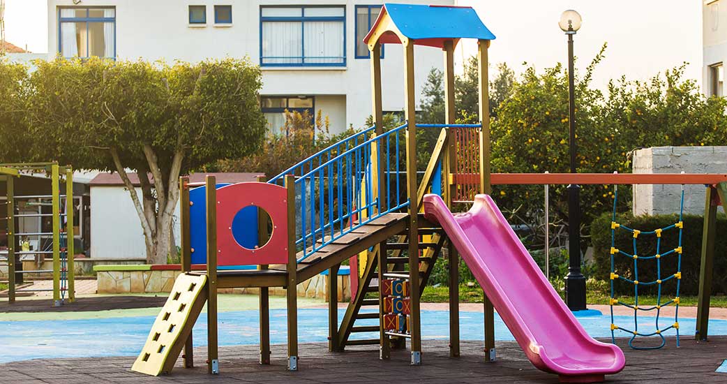Pavimentos para parques infantiles de exterior: tipos y características